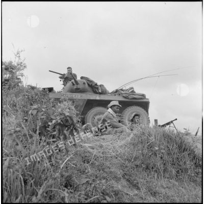 Un groupe de la 7e compagnie du 1er régiment de tirailleurs algériens (1er RTA) protégé par une automitrailleuse surveille les environs de Moi Phat.
