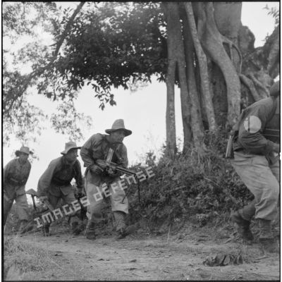 Un groupe de la 7e compagnie du 1er régiment de tirailleurs algériens (1er RTA) patrouille dans les environs de Moi Phat pour tenter de couper la retraite aux soldats du Viêt-minh fuyant le village.
