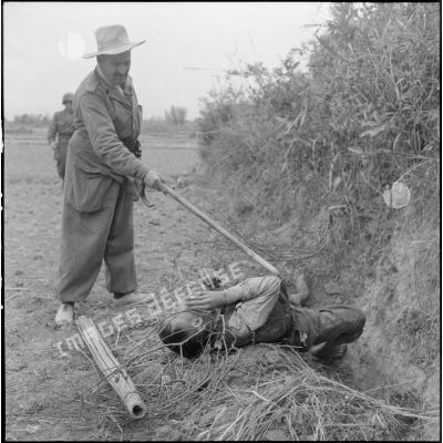 Découverte d'un cadavre de soldat du Viêt-minh par le commandant de la 7e compagnie du 1er régiment de tirailleurs algériens (1er RTA) aux alentours de Moi Phat.