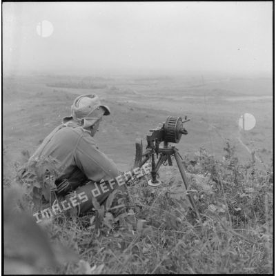 Surveillance des abords de la cote 210 par un tirailleur du groupe mobile n°3 (GM3) posté derrière une mitrailleuse Reibel M3.