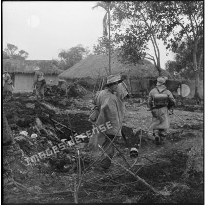 Des tirailleurs progressent et fouillent le village d' Ap Van Long, situé entre Huong Khanh et Vinh Yen.