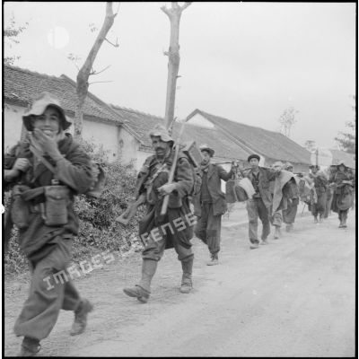 Arrivée de la colonne du 1er tabor au village de Lo Cang.