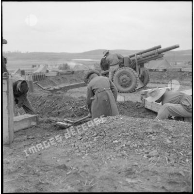 Mise en place d'un obusier M2A1 de calibre 105 mm par des artilleurs du régiment d'artillerie coloniale du Maroc (RACM) sur un point d'appui au Tonkin.