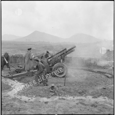 Tir d'un obusier M2A1 de calibre 105 mm du régiment d'artillerie coloniale du Maroc (RACM) sur un point d'appui au Tonkin.