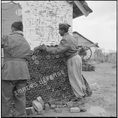 Stockage de munitions au poste de Luc Nam.