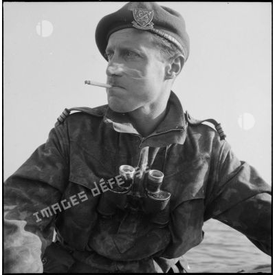 Le lieutenant de vaisseau commandant le commando de Montfort au cours d'un exercice en baie d'Along.