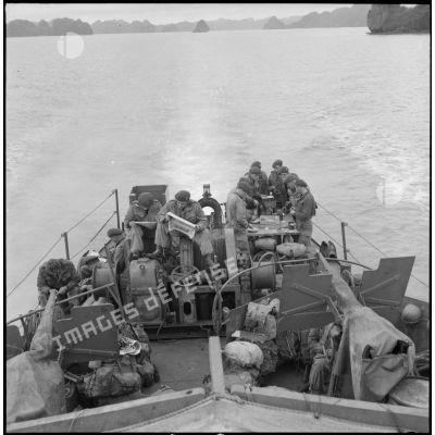 Les commandos marine à leurs occupations pendant la traversée de la baie d'Along à bord du LCI.