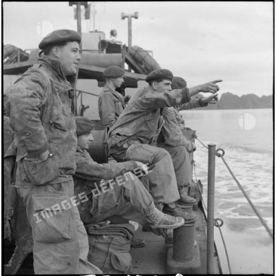 Les commandos marine admirent la baie d'Along à bord d'un LCI (landing craft infantry).