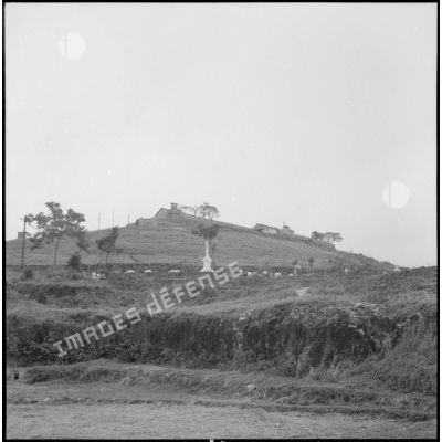La citadelle et le cimetière de Dong Trieu.