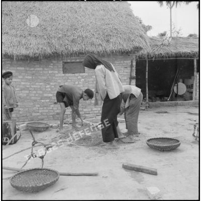 Famille vietnamienne préparant du ciment.