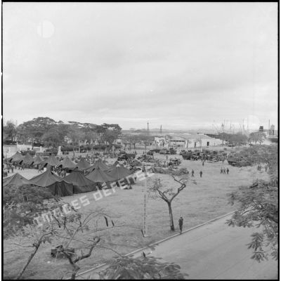 Le cantonnement des troupes débarquées du Pasteur à Haïphong regroupant tentes et matériel.