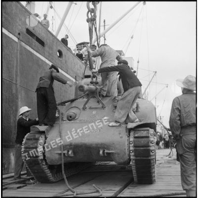 Déchargement d'un char Sherman M4 du paquebot Pasteur au port d'Haïphong.