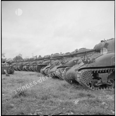 Regroupement des chars Sherman sur un parc de plein air après leur débarquement au port d'Haïphong.