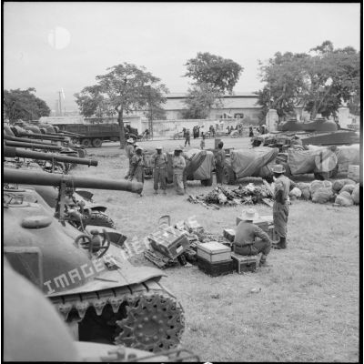 Regroupement de chars Sherman et de canons sur un parc de plein air après leur débarquement au port d'Haïphong.