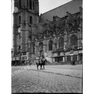 [Grandes manoeuvres d'armée de l'Est en 1905 : l'église Saint-Denis à Sézanne].