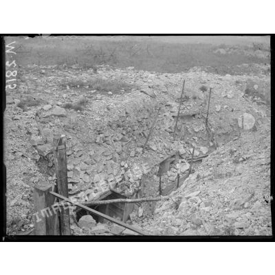 A l'est de Frise, une tranchée allemande bouleversée par les bombardements. [légende d'origine]