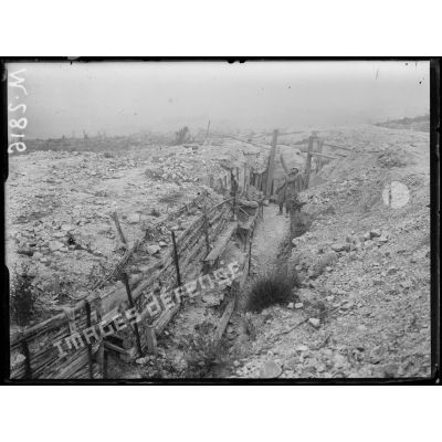 A l'est de Frise, une tranchée allemande détruite. [légende d'origine]