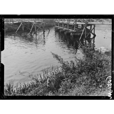 La Folie, passerelle mobile sur tonneaux sur le canal de la Meuse. [légende d'origine]