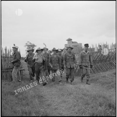 Arrivée des légionnaires du 1er bataillon du 5e régiment étranger d'infanterie (1/5e REI) sur le chantier de Viet Tri munis de pelles et de pioches.