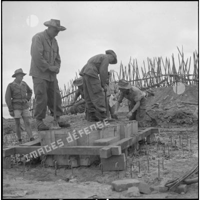 Début de la construction d'un blockhaus par les légionnaires du 1er bataillon du 5e régiment étranger d'infanterie (1/5e REI) près de Viet Tri