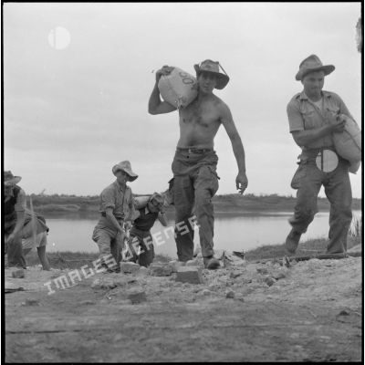 Transport des sacs de ciment par des légionnaires du 1er bataillon du 5e régiment étranger d'infanterie (1/5e REI ) près de Viet Tri.