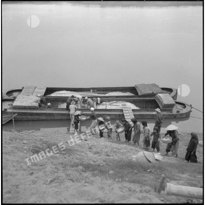 Péniche sur le Fleuve Rouge apportant les matériaux pour les travaux d'un blockhaus près du poste de Viet Tri.