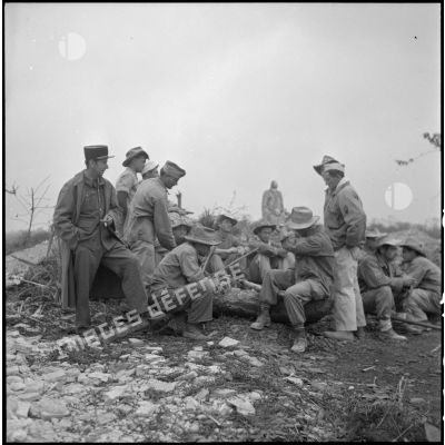 Moment de repos pour des légionnaires du 1er bataillon du 5e régiment étranger d'infanterie (1/5e REI) construisant un blockhaus dans une ville face au poste de Viet Tri.