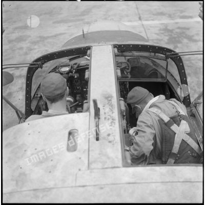 Avant le départ en mission, vue du cockpit d'un Douglas A-26B Invader avec le pilote et le navigateur.