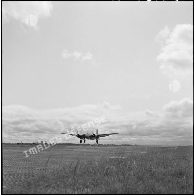 Avion bombardier Douglas A-26B Invader au décollage sur la piste d'aviation de Cat Bi.