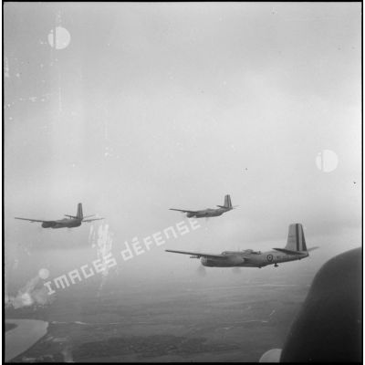 Avions Douglas A-26B Invader en formation pendant un vol.