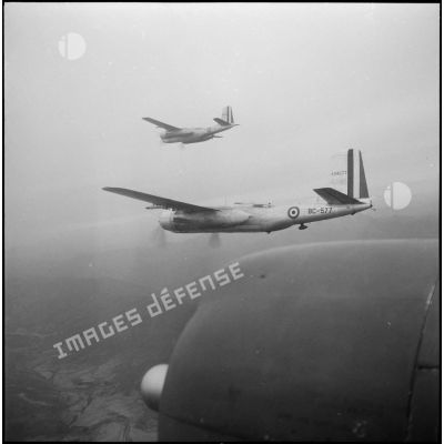 Avions Douglas A-26B Invader en formation pendant un vol.