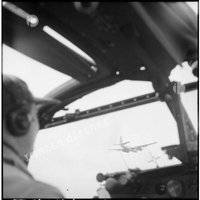 Avion Douglas A-26B Invader en vol vu du cockpit d'un autre avion.