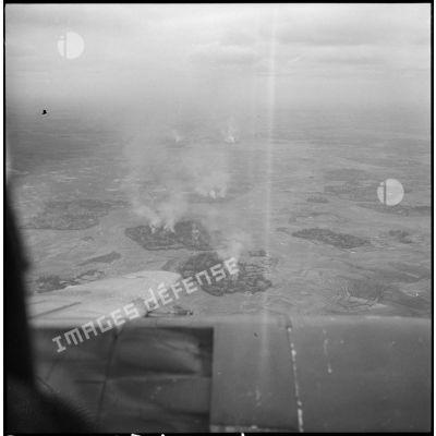 Vue aérienne du secteur de Phu My sous les bombardements et le mitraillage de bombardiers A-26 B.