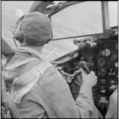 Le pilote d'un avion de bombardement A-26 B aux commandes de son avion au cours d'une mission.