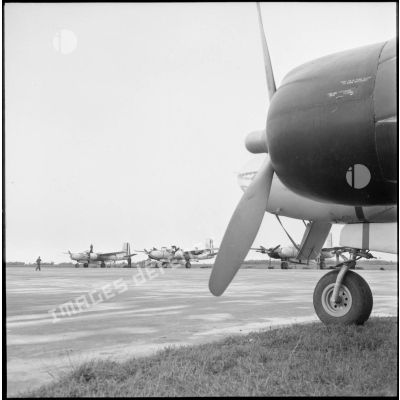 Des avions Douglas A-26B sur le terrain d'aviation de la base aérienne de Cat Bi.