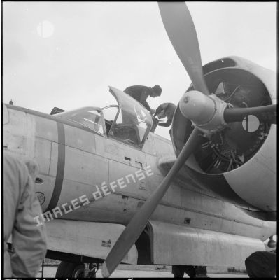 Derniers préparatifs avant le départ en mission d'un avion bombardier A-26B Invader sur la base aérienne de Cat Bi.