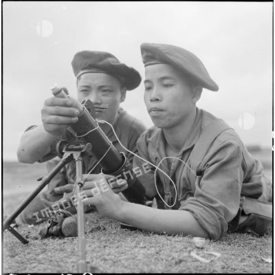 Séance d'instruction au lance-grenades de 50 mm pour des tirailleurs muong.