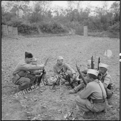 Séances d'instruction sur un mortier d'infanterie pour des tirailleurs muong.