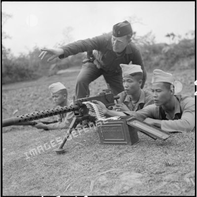 Séance de tir avec une mitrailleuse Browning M-1919 A2 lors de l'instruction de tirailleurs muong.