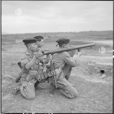 Séance de tir avec un lance-roquettes M1 de 60 mm lors de l'instruction de tirailleurs muong.