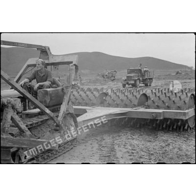 Préparation du terrain de la piste d'aviation de Kien An avec un bulldozer de terrassement.