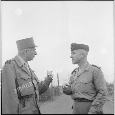 Face à face, le général de Linarès et le colonel Sizaire.