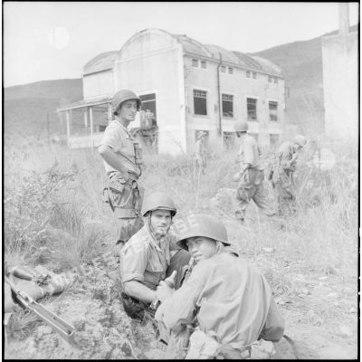 Légionnaires du 2e BEP et soldats vietnamiens lors d'une pause.
