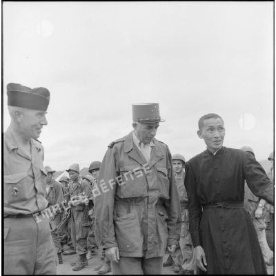 Le général  de Linarès, le colonel Sizaire et le curé de Mao Khé.