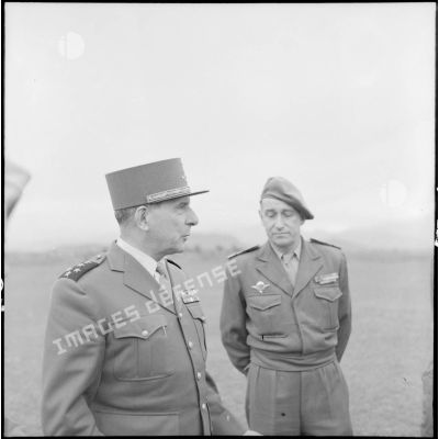 Le général d'armée de Lattre de Tassigny et le colonel Clément.