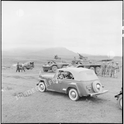 Auto-Mitrailleuse LAC M8 au camp à Vinh Yen. Au premier plan, la voiture officielle du général de Lattre de Tassigny.
