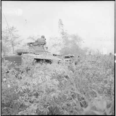 Une auto-mitrailleuse LAC (Light Armoured Car), en partie cachée.