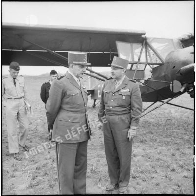 Le général de Lattre de Tassigny et le général de Berchoux devant un avion Morane Saulnier MS-500.