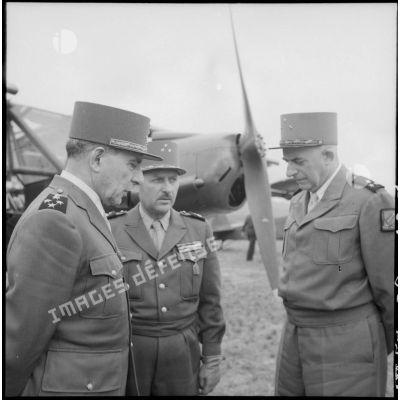 Le général de Lattre de Tassigny, le général de Berchoux et le général de Linarès.
