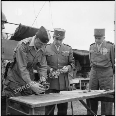 Le général de Lattre de Tassigny, le général de Linarès et un colonel étudient une carte.